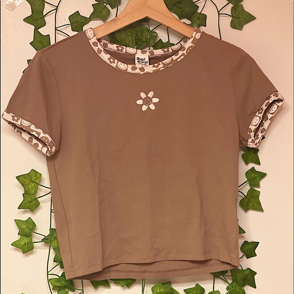 Brown smiley flower crop tee
